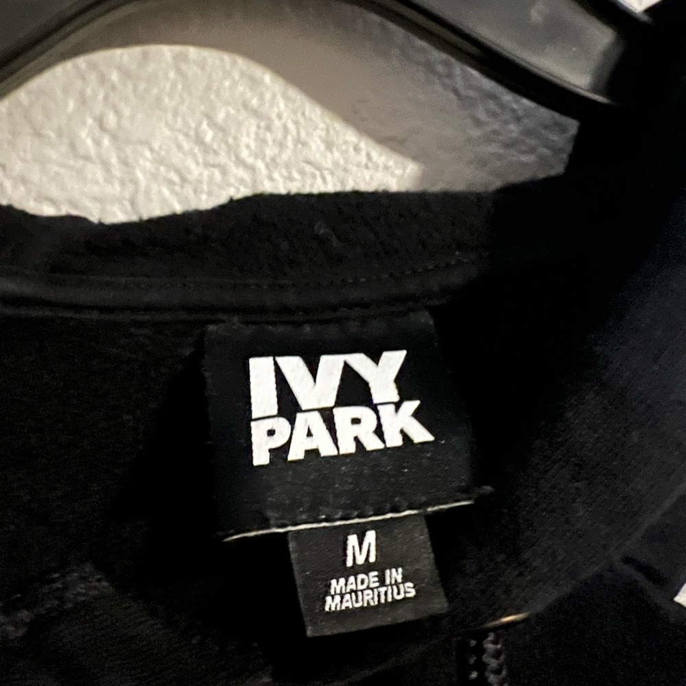 IVY PARK - Cropped Black Hoodie - Picture 5 of 7